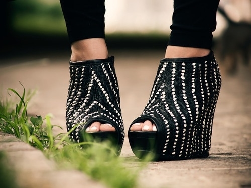 霓虹灯下的影子逐渐模糊_高跟鞋女生脚部QQ空间图片