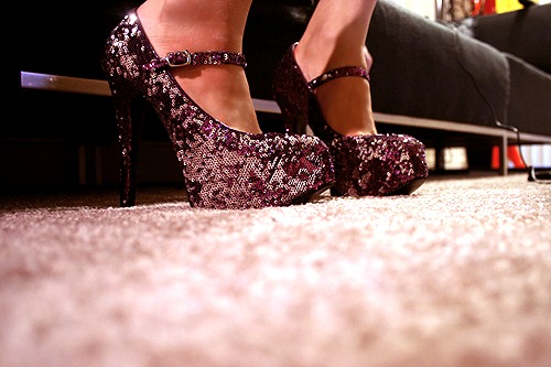 霓虹灯下的影子逐渐模糊_高跟鞋女生脚部QQ空间图片