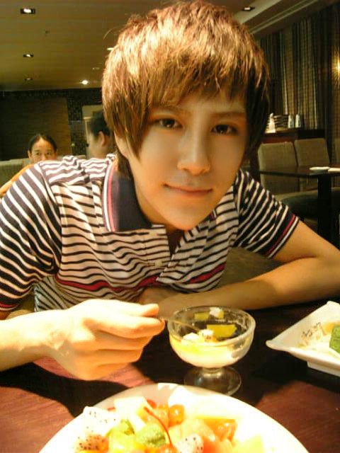 发现自己一直活在自己眼里_帅气时尚的非主流男生QQ空间图片