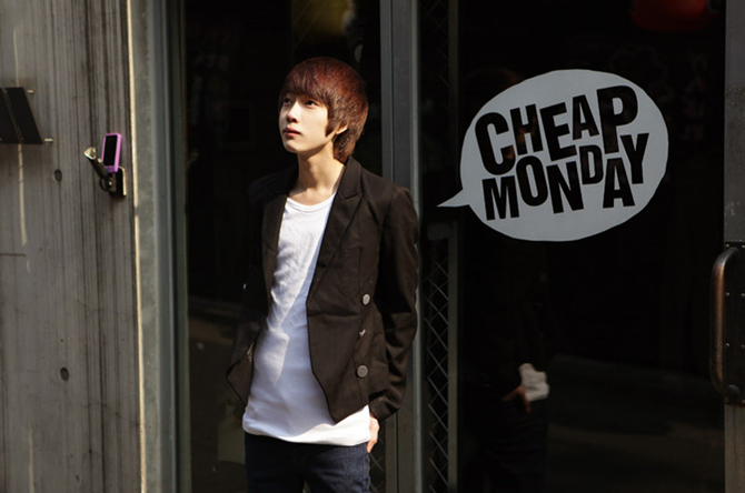 发现自己一直活在自己眼里_帅气时尚的非主流男生QQ空间图片