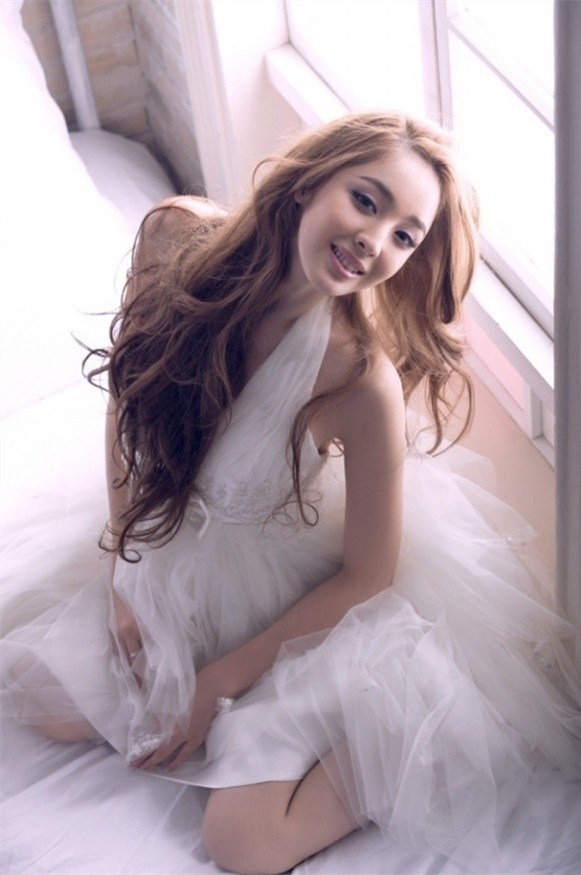 幸福要靠自己去珍惜_时尚美丽的非主流女生QQ空间图片