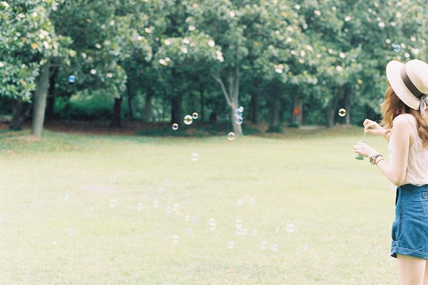 只是眼泪不再浮现_阳光意境的欧美风格女生QQ空间图片素材