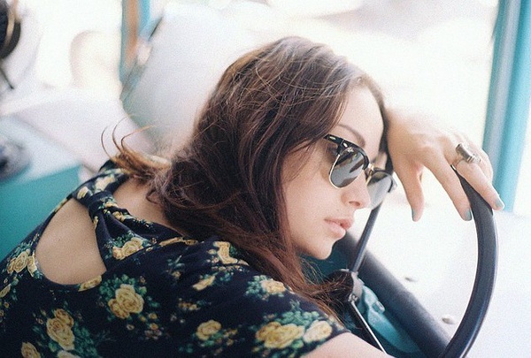 只是眼泪不再浮现_阳光意境的欧美风格女生QQ空间图片素材