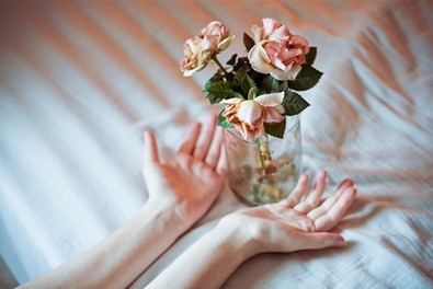 爱需要两颗心共同承担_寂寞憔悴的非主流意境QQ空间图片素材