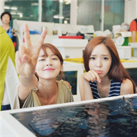 洋溢甜蜜笑容的姐妹微信头像一左一右 只要你陪伴在我身边