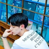 微信头像男生带字伤感超拽2022款 做不到的承诺也便成了枷锁