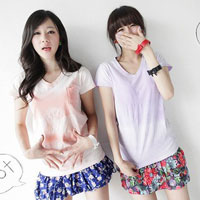 漂亮姐妹花甜蜜微信空间素材_女人不应该盲目相信爱情