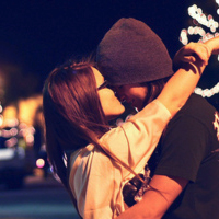 我不知道应该怎么去挽留_甜蜜情侣微信空间图片