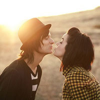 在玻璃上呵出我明的名字亲吻幸福_地设一双唯美爱情情侣微信空间素材