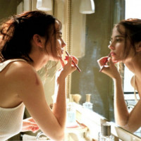 笑容背后的哀伤谁又能懂_个性潮流微信空间意境图片素材