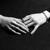 黑白微信空间意境素材_害怕泄露自己的情感