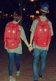 2022幸福的微信情侣皮肤一左一右 拿着放大镜寻找你的身影