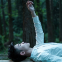 忧伤的男生头像最新版本 看着曾经的相片想着曾经的我们