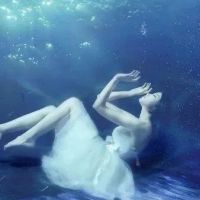 水下穿裙子的女生唯美头像 最暗的夜才会看见最美的星光