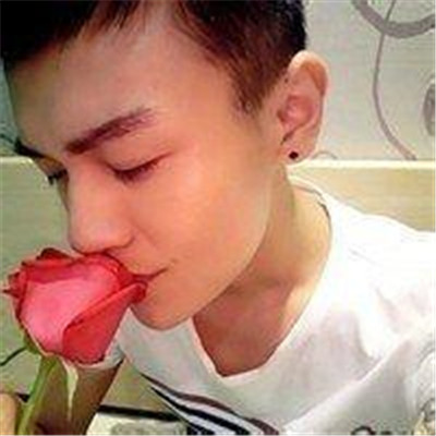 男生手拿玫瑰花微信头像图片 晚一点遇见你余生都是你