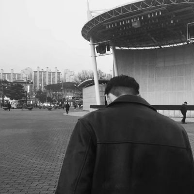 扣扣男生黑白头像伤感十足2022 一整瓶的梦境全都有你