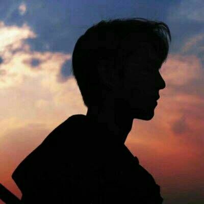 00后一个人的伤感头像男生 因为爱而变得没出息