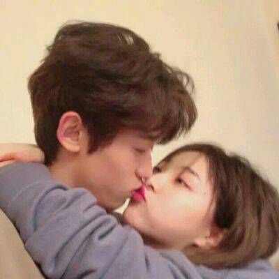 幸福甜蜜亲吻情侣合照微博头像一对 喜欢你笑的阳光明媚的样子