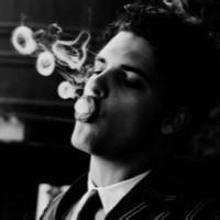 个性黑白男生抽烟头像寂寞如烟 遇见你我一直在坠落