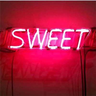 朋友圈背景图带字梦幻少女粉 我好像除了手机什么都没有