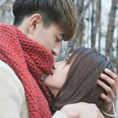 亲密幸福情侣微博头像一对两张对一无二 我只是个多余的人
