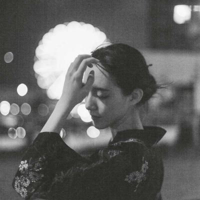 微信黑白头像女生孤独伤感堕落 小孩子才会生气难过失望
