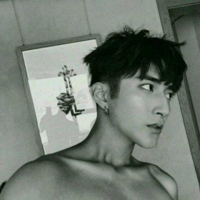 个性落寞的微博头像男生帅气伤感 幸福是用来感觉的不是比较