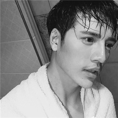 2022超棒的黑白帅哥头像图片 我们都太骄傲话说的太早