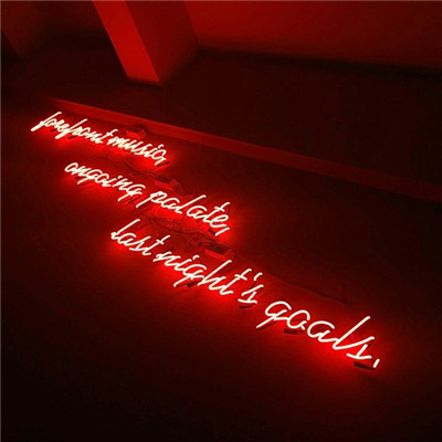 个性朋友圈背景图黑底彩色字体 我瞅来瞅去你都像只猪