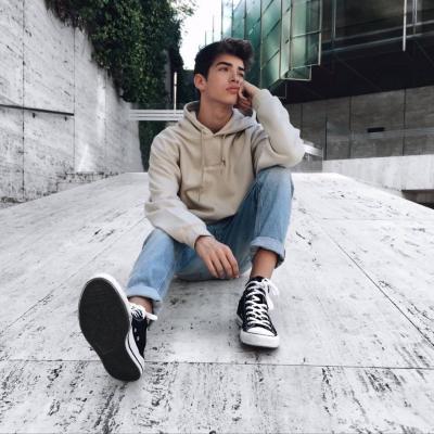 2022微信头像男生帅气欧美高清图片 与我共度才不算辜负