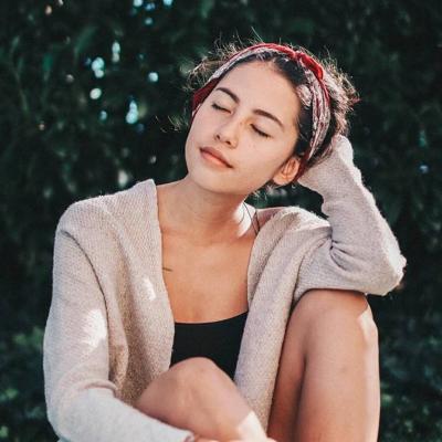 2022微信头像欧美女生唯美小清新 做个俗人谈笑风生不动情