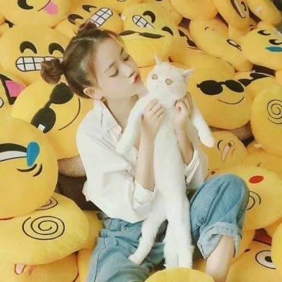 抱动物的漂亮女生微信头像可爱有点萌 听说爱情是场谋杀