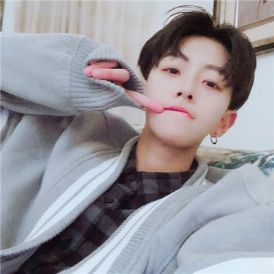 微信唯美帅气的男生头像高冷范 过于张扬的爱情多半带着心虚