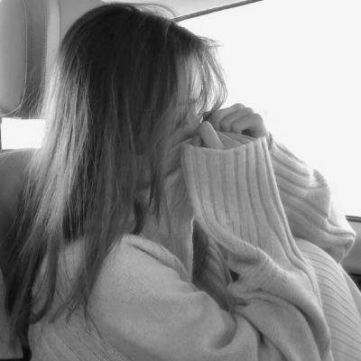 微信女生头像黑白高冷酷 人都是死在自己手里的