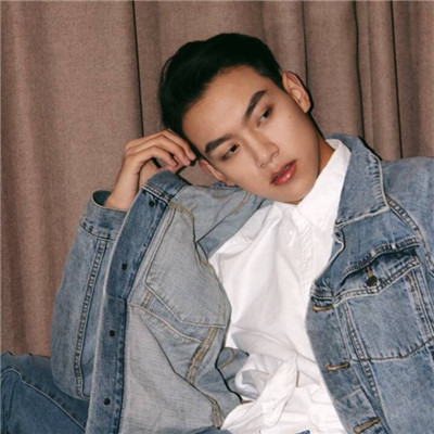 最新版2022男生超拽帅气头像 街角的霓虹灯晃了谁的眼睛