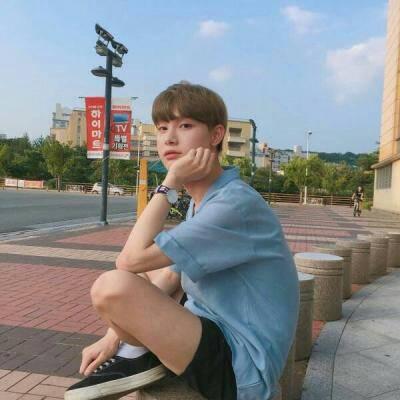 2022最新干净帅气小哥哥微博头像 这年头感情全是走私货