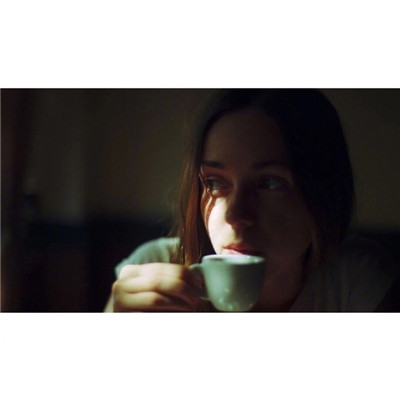 颓废伤感女生微信背景图片上下留白 天上下雨地上滑自己摔倒自己爬