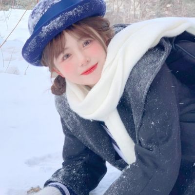 2023雪地里的少女好看又精致的美女头像 别因为投多了硬币而坐过了站