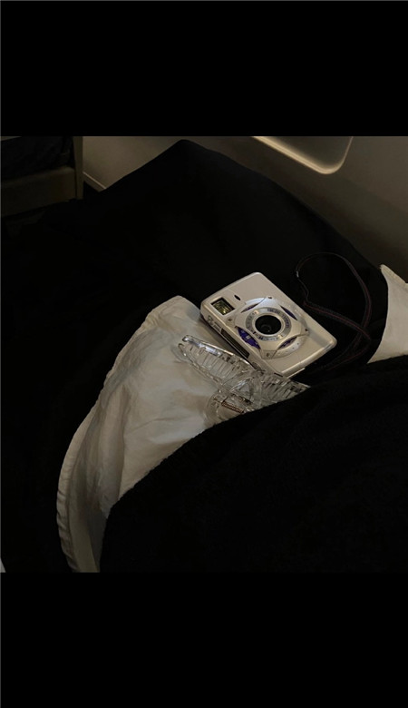 黑色壁纸带字好看可爱热门有创意 最火2023黑色系壁纸大全