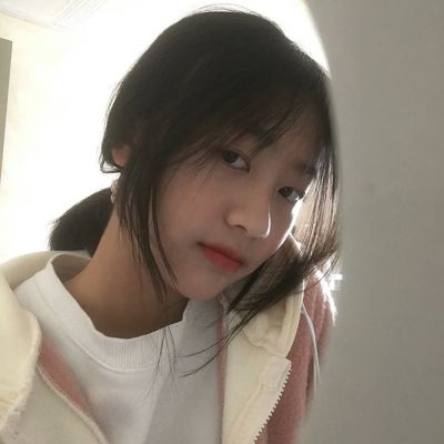 2023简约又很干净的高冷女生头像 想和你坠入夏夜浪漫的死循环