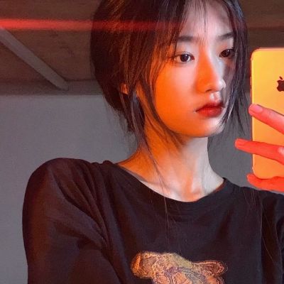 让人一见钟情的氛围感女生头像 念旧的人总是活的像个拾荒者