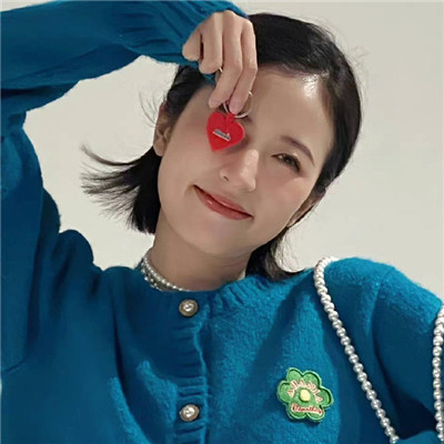 2023宝藏女孩周雨彤气质头像 过节不是麻烦是提醒你爱与被爱