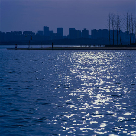 2023丧系带有伤感的克莱因蓝素材 是克莱因的蓝再加一点莫奈的灰