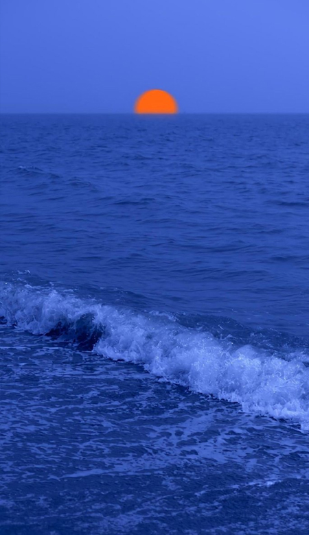 2023深蓝大海唯美壁纸高清 一生很短不过晨暮与四季
