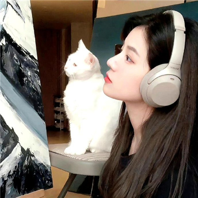 和动物互动的超可爱女头 抬头仰望别浪费了月光