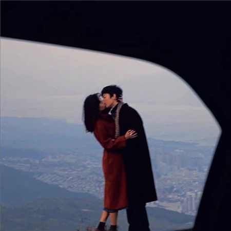 2023高级感满满很有创意的背景图 请你务必偶尔悲伤时常幸福