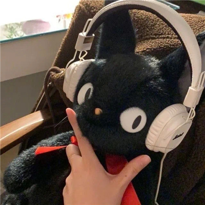 戴上耳机与世隔绝的猫狗头像 很喜欢熊二说的一句话俺饿啦