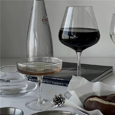 简约ins黑白系的背景图 太在意细节的人总是不快乐